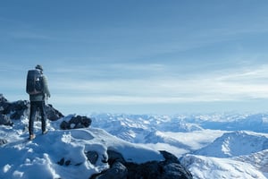 Hiker op top van de berg