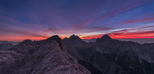 trekking-in-the-mountains-under-the-starry-night-4PLX752