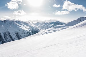 Stockafbeelding besneeuwde bergtop